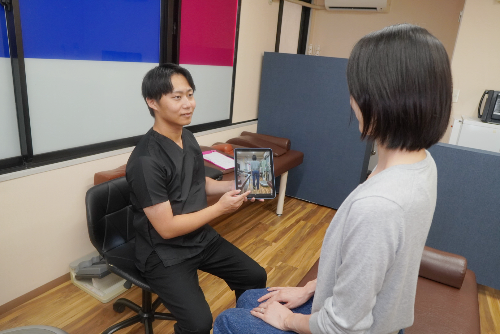 患者様の話を丁寧に聞くたかの整骨院のスタッフ