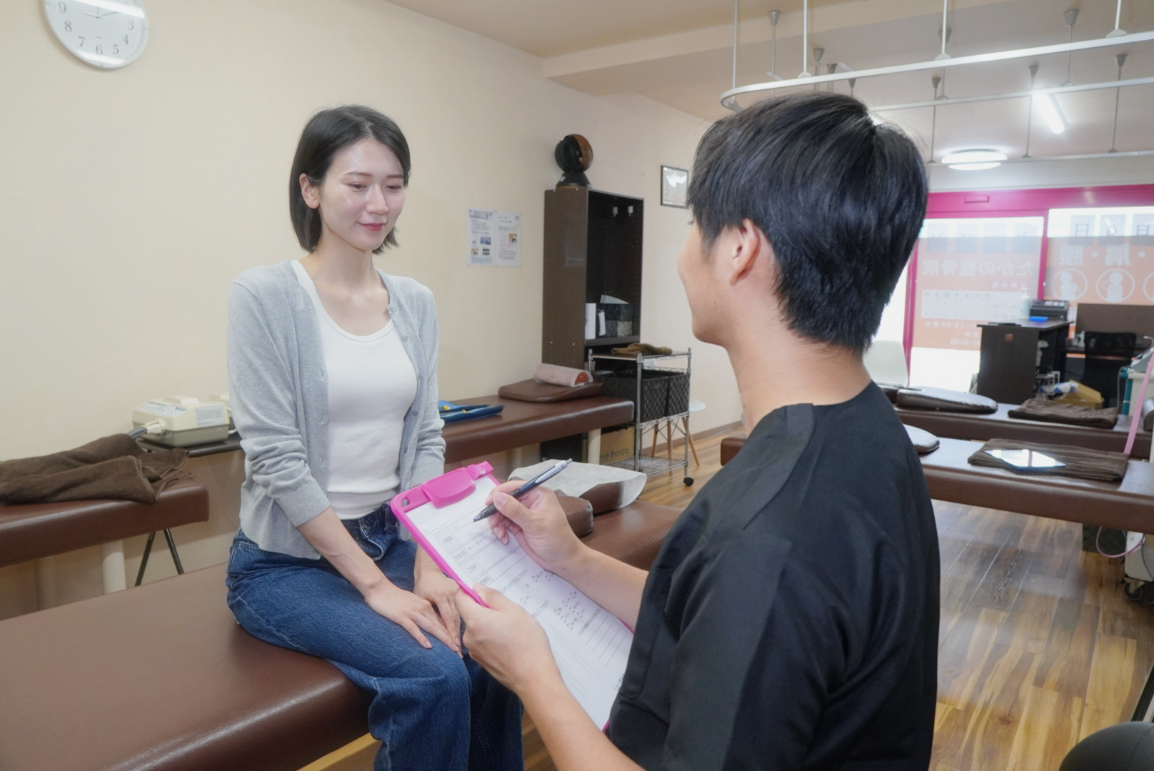 丁寧なカウンセリングを行うたかの整骨院のスタッフ