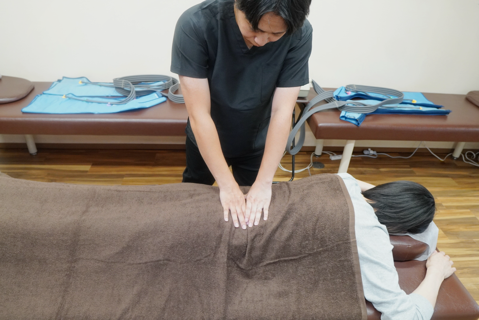 一人ひとりに合わせた施術を家族で笑顔で受ける様子