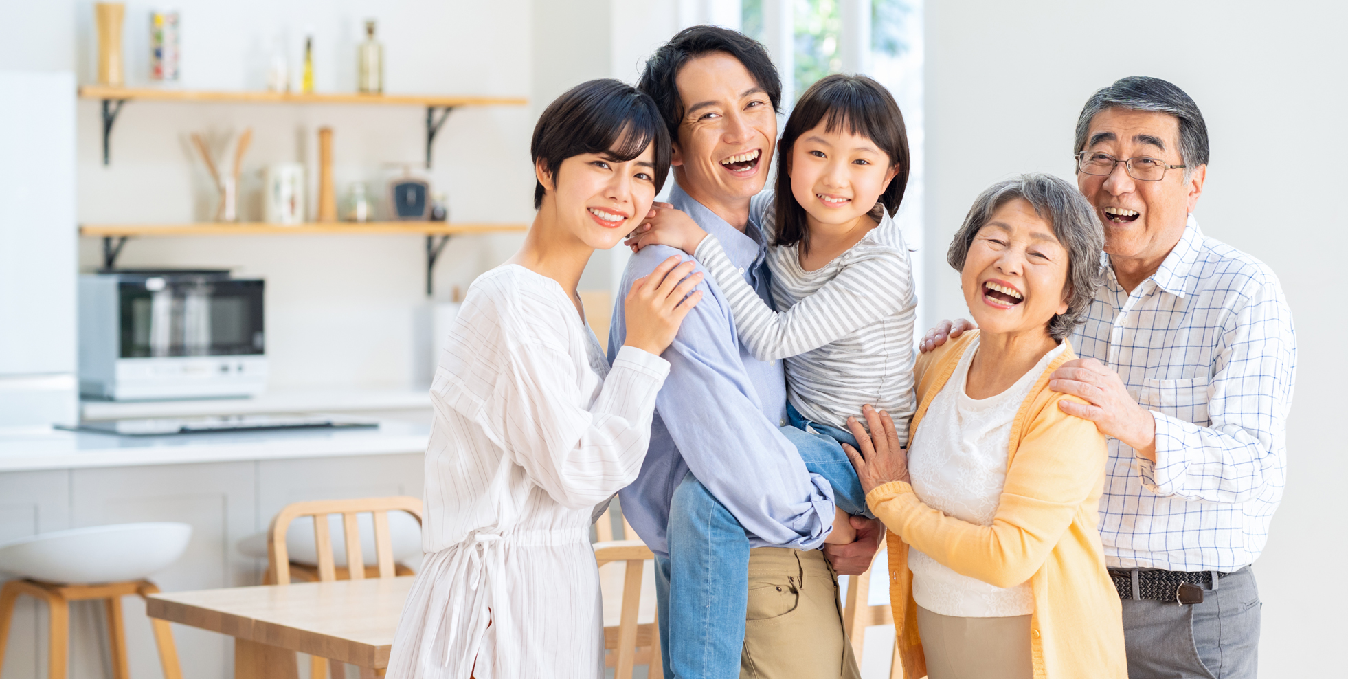 たかの整骨院で施術を受け、笑顔で過ごす家族
